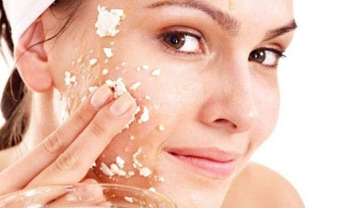 Khi tẩy tế bào chết cho da, hầu hết chúng ta chỉ nghĩ đến việc dùng kem hoặc hỗn hợp tẩy dạng hạt loại tốt. Tuy nhiên, không phải lúc nào bạn cũng phải dùng kem hay hỗn hợp tẩy tế bào chết dạng hạt. Bởi thực tế, có những sản phẩm với công dụng tẩy tế bào chết rất tốt mà bạn có thể sử dụng để thay thế kem và hỗn hợp tẩy dạng hạt, giúp cho làn da khỏe đẹp. 1. Tẩy tế bào chết toàn thân dạng lột: Kem dạng lột rất tốt để tẩy tế bào chết vì nó ngăn ngừa tổn thương do cho da. Có rất nhiều kem tẩy tế bào chết toàn thân dạng lột trên thị trường chứa một lượng lớn axit glycolic, enzyme trái cây và axit lactic, các chất được chứng minh là rất có lợi cho da. Dùng kem tẩy tế bào chết dạng lột thay cho dạng hạt giúp loại bỏ bụi và làm sạch các lỗ chân lông bị tắc. Loại kem này đặc biệt thích hợp trong những ngày hè hoặc khi da trên cơ thể bạn bị mụn trứng cá hay bị lông mọc ngược trong da.
