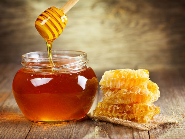 4. Mặt nạ toàn thân bằng mật ong: Mật ong là một trong những cách hiệu quả giúp tẩy tế bào chết cho da thay cho kem, hỗn hợp tẩy dạng hạt. Do chứa các chất chống vi trùng và chống viêm nên mật ong có thể làm sạch da và loại bỏ da chết một cách tự nhiên. Thêm vào đó, axit gluconic trong mật ong còn giúp da ngăn ngừa khỏi các tổn thương. Để làm mặt nạ toàn thân với mật ong, bạn cần mật ong và bột baking soda. Cho thêm chanh để làm trắng da rồi trộn đều các nguyên liệu thật đều. Đắp hỗn hợp vừa trộn lên toàn bộ cơ thể rồi sau đó rửa sạch. Nếu dị ứng với bột baking soda thì bạn không nên cho nguyên liệu này vào hỗn hợp làm mặt nạ toàn thân. Bạn nên test thử một vùng da để xem có hợp với các thành phần của mặt nạ không nhé.
