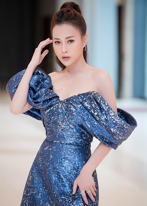 Phương Oanh cũng khẳng định chưa bao giờ cô phải nuôi gia đình và việc tự lập sớm có ý nghĩa hoàn toàn khác với nuôi gia đình. Bên cạnh đó, nữ diễn viên cho rằng việc đổi nhà là chuyện rất bình thường, đồng nghiệp của cô còn giỏi giang hơn.