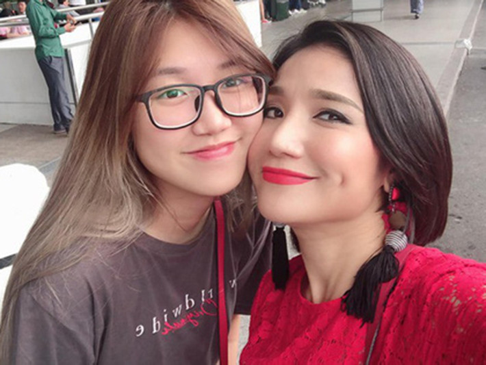 Cát Tường từng cho biết antifan lôi những người thân trong gia đình cô để xúc phạm, bôi nhọ hình ảnh. Theo đó, con gái của Cát Tường bị chỉ trích chỉ vì sơn móng tay, không biết đi xe máy, thậm chí là bị tung tin nhảm đi "làm gái" bên Australia.