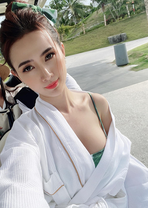 Cô khoe vóc dáng quyến rũ qua trang phục bikini.