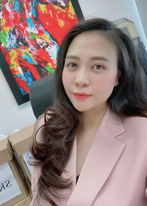 Mới đây, Đàm Thu Trang khoe ảnh đi làm sau 1 tháng sinh con. Nữ ca sĩ gốc Tày được khen ngợi nhan sắc rạng rỡ.