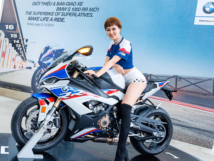 Hình ảnh Trần Thị Yến làm người mẫu xe moto.