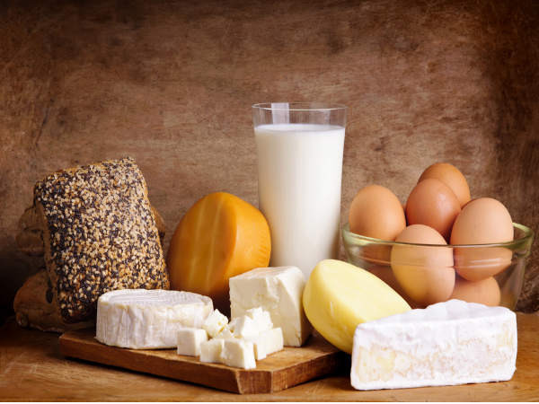 Thực phẩm có chứa canxi và vitamin D nên tránh tuyệt đối nếu bạn đang bị sỏi thận vì nó có thể làm trầm trọng bệnh do sỏi sẽ bị lắng đọng nhiều hơn. Ngoài ra, hãy tham khảo ý kiến bác sĩ trước khi tiêu thụ dầu cá hoặc vitamin D vì chúng có thể gây hại cho bệnh nhân sỏi thận.