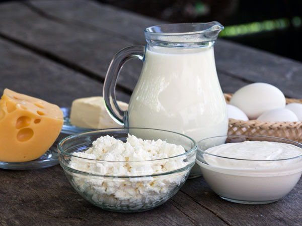 Bệnh nhân bị sỏi thận nên tiêu thụ chừng mực thực phẩm giàu protein như thịt và cá. Tốt nhất bạn nên ăn thịt nạc được chế biến ít dầu hoặc chỉ cần đun sôi. Tránh ăn đồ cay, nóng.