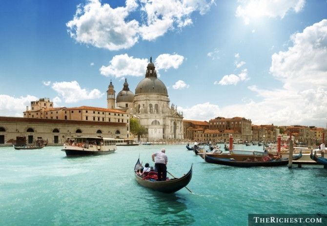 Rome, Italy: Rome có những di tích lịch sử đáng thán phục, khung cảnh tuyệt đẹp và phụ nữ tinh tế, quyến rũ. Bạn dễ dàng có được một khoảng thời gian khó quên ở Rome, với nhịp sống sôi nổi, trẻ trung và không khí lãng mạn.