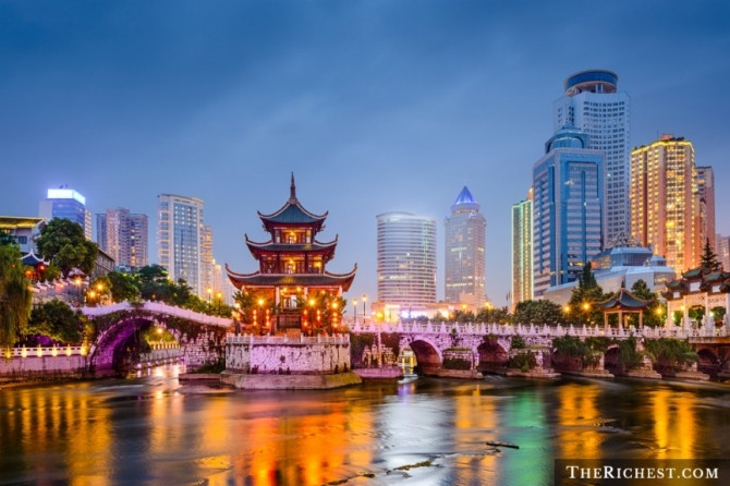Trung Quốc: Hong Kong là một trong những nơi lý tưởng cho các chàng trai độc thân khám phá, với cuộc sống về đêm sôi động, thức ăn ngon tuyệt, nền văn hóa độc đáo và con người cởi mở, thân thiện.