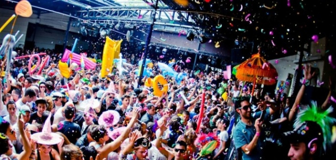 Barcelona, Tây Ban Nha: Barcelona sẽ có mọi thứ bạn cần, từ những bãi biển tuyệt đẹp đến nét văn hóa đặc sắc hay công trình lịch sử. Hơn nữa, Barcelona còn có nhiều câu lạc bộ đêm, vốn là một phần quan trọng trong hoạt động vui chơi thường nhật của người dân. Những người trẻ dĩ nhiên là người thích đến Barcelona nhất vì một khi tới đây ai cũng sẽ “cháy” hết mình. Thời điểm đẹp nhất để du lịch Barcelona là từ tháng 5 đến tháng 6 và tháng 9 đến tháng 10.