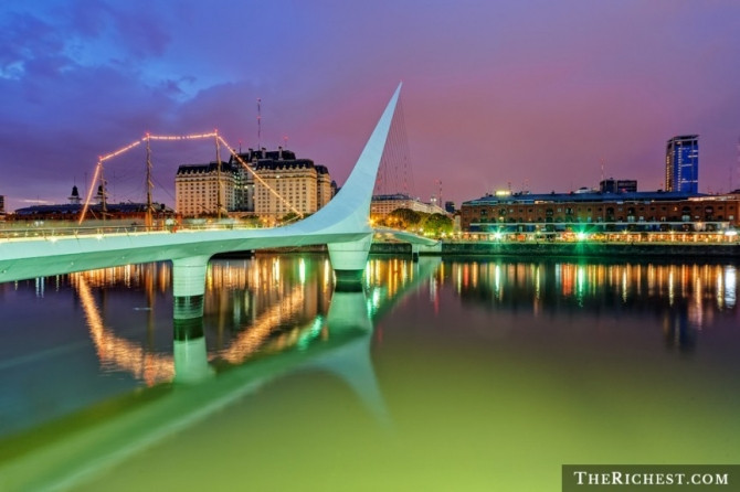 Buenos Aires, Argentina: Phụ nữ ở Buenos Aires nổi tiếng với vẻ đẹp quyến rũ. Thành phố sôi động này được mệnh danh là “Paris của Nam Mỹ”. Các câu lạc bộ âm nhạc là nơi lý tưởng để bạn gặp gỡ và làm quen với các cô gái. Đừng từ chối nếu họ đề nghị dạy bạn nhảy tango. Ngoài ra, Buenos Aires còn có nhiều bãi biển tuyệt đẹp.
