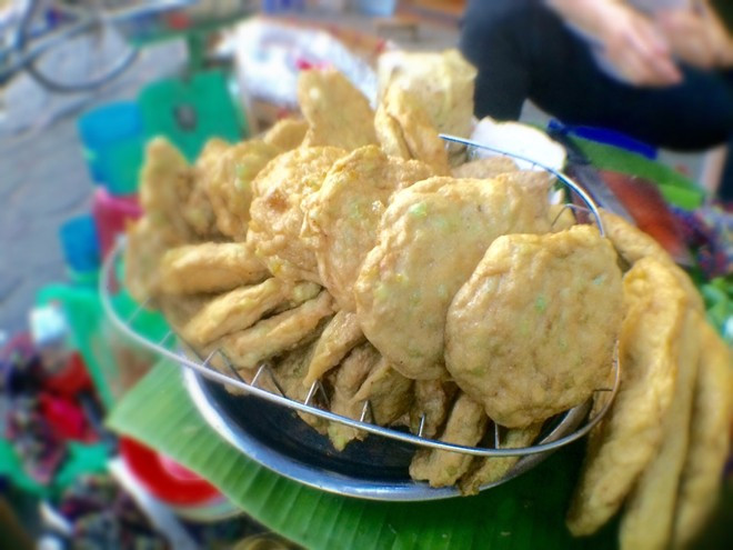 Bánh giò nóng hổi, luôn kèm miếng chả cốm hoặc chả bò cũng vừa mới chiên vàng rộm, giá cho cả "combo" hấp dẫn này là 20.000 đồng.
