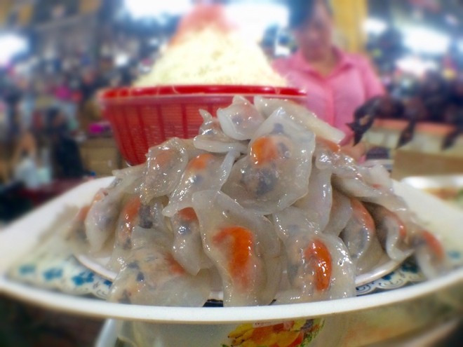 ... bánh bột lọc nhân tôm thịt. Những món mặn này lý tưởng để lót dạ khi khách đã mỏi chân, đói bụng. Giá các món dao động 25.000-30.000 đồng một đĩa.