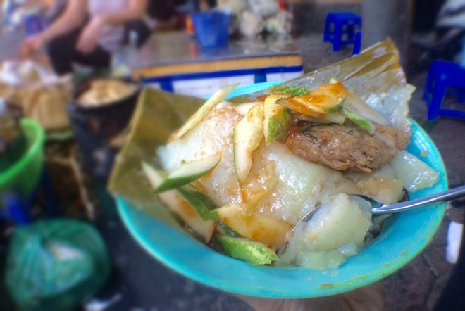 Quán bánh giò nóng rất nổi tiếng nằm phía ngoài, ngay sát chợ đã bán hàng chục năm nay.