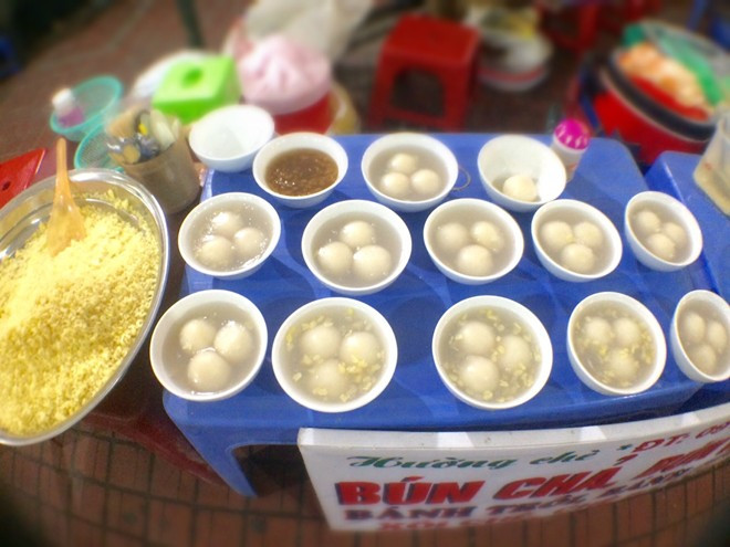 ... bánh trôi, bánh chay, chè con ong... cho những tín đồ hảo ngọt. Giá các món ăn dân dã này khoảng 15.000 đồng.
