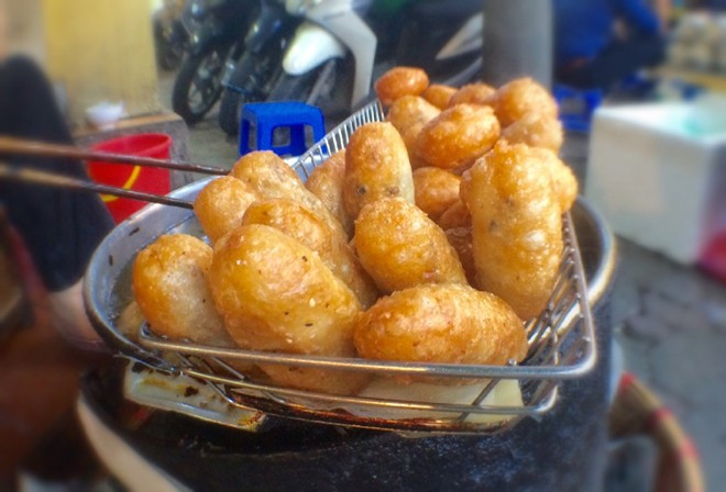 Bánh rán mặn - ngọt chỉ 5.000 đồng một chiếc luôn được cả người lớn và trẻ nhỏ yêu thích.