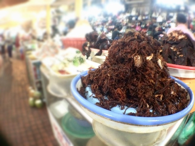 Giống mọi khu chợ Hà thành, các món quà vặt không thể thiếu trong chợ Hôm có nộm bò khô...