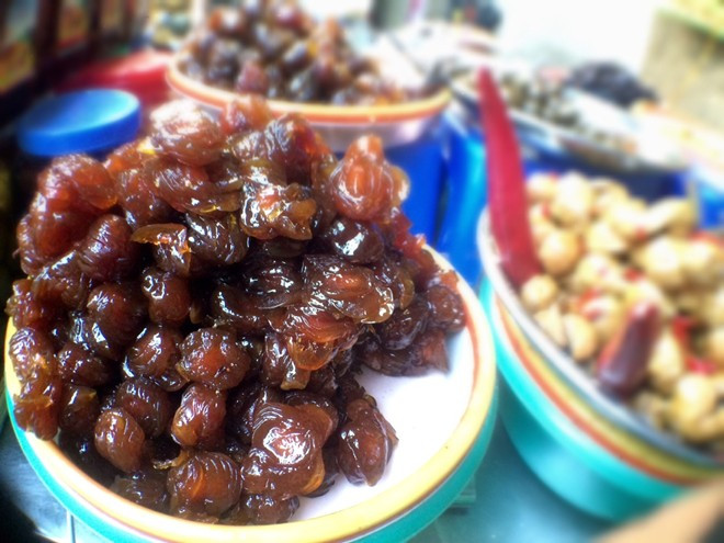 Ngoài sấu, ô mai mơ xào hay mận xào cũng là món ăn vặt khoái khẩu của nhiều người. Các hàng ô mai này khá chuyên nghiệp, nhận đặt cả số lượng lớn và giao hàng tận nơi cho các du khách có nhu cầu mua về làm quà tặng người thân.