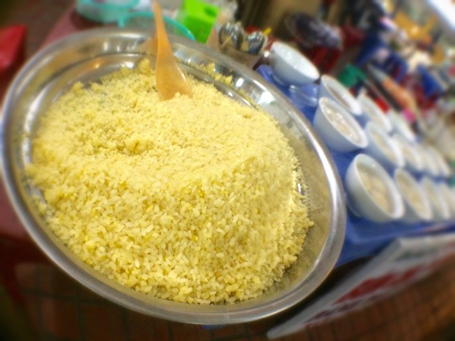 Chợ Hôm có khá nhiều món chè truyền thống như xôi chè...