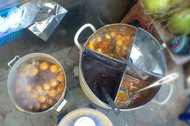 Mùa này, bánh trôi tàu, chè đỗ đen, chè sắn... bắt đầu níu bước thực khách. Những món chè muốn nóng hổi phải luôn đặt trên bếp liu riu lửa, đủ khiến mùi thơm của gừng, đường, đỗ đen... cứ ngào ngạt cả một góc chợ.
