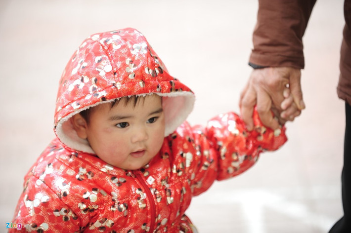 Các em bé được mặc kín mỗi khi ra đường, dù chỉ chơi trước cửa nhà.