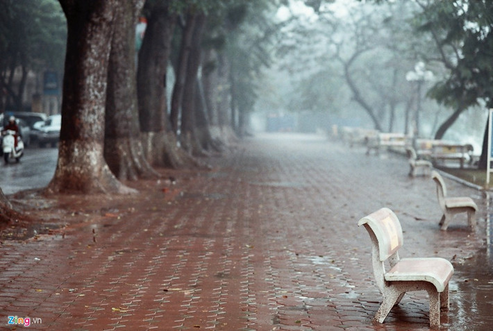 Bờ hồ, công viên chẳng một bóng người.
