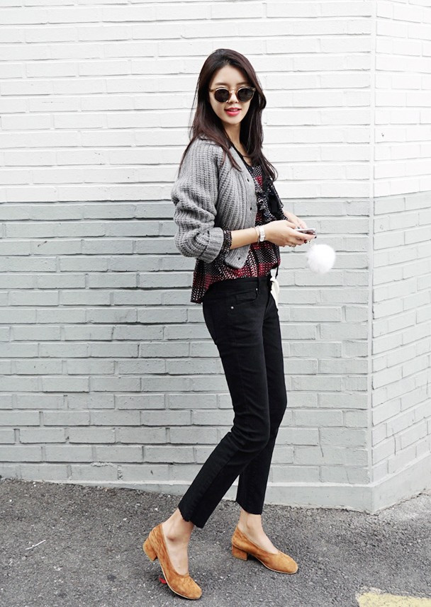 Các mẫu cardigan lửng này rất phù hợp với sơ mi hoặc váy liền trẻ trung. Nếu có chiều cao trung bình, bạn nên chọn áo cardigan có độ dài vừa phải.