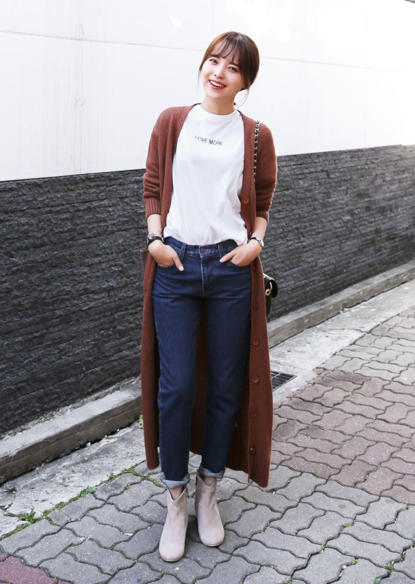 Sự ăn rơ các tông màu đậm chất vintage giúp bạn có bộ cánh mùa thu đẹp mắt. Và nếu muốn tăng cá tính, đừng bỏ qua cardigan dáng dài mix kèm ankle boot.