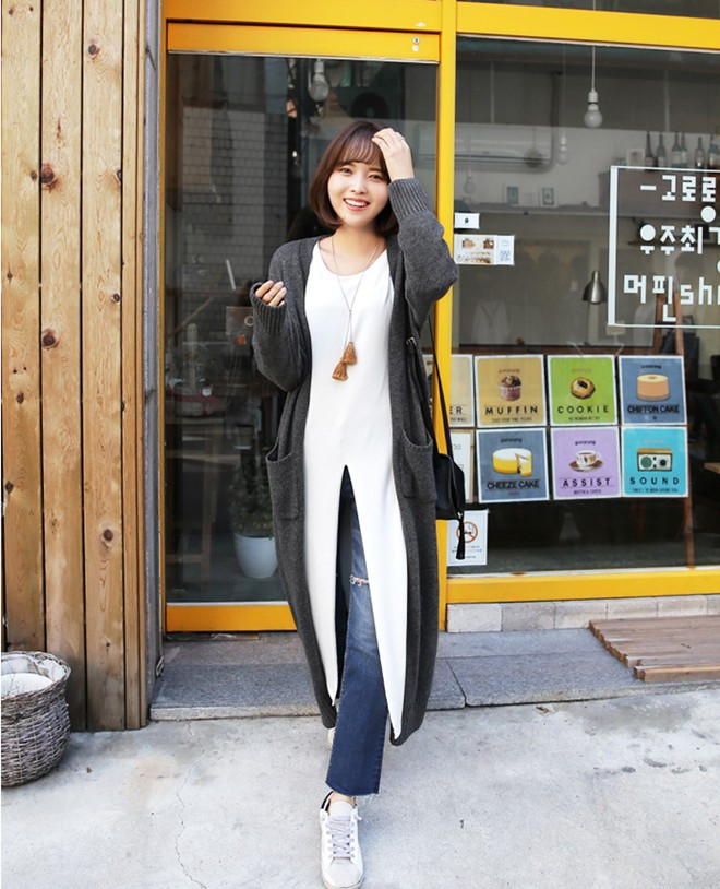 Với tông trầm của cardigan, bạn nên chọn áo sáng màu để tạo sự tương phản.