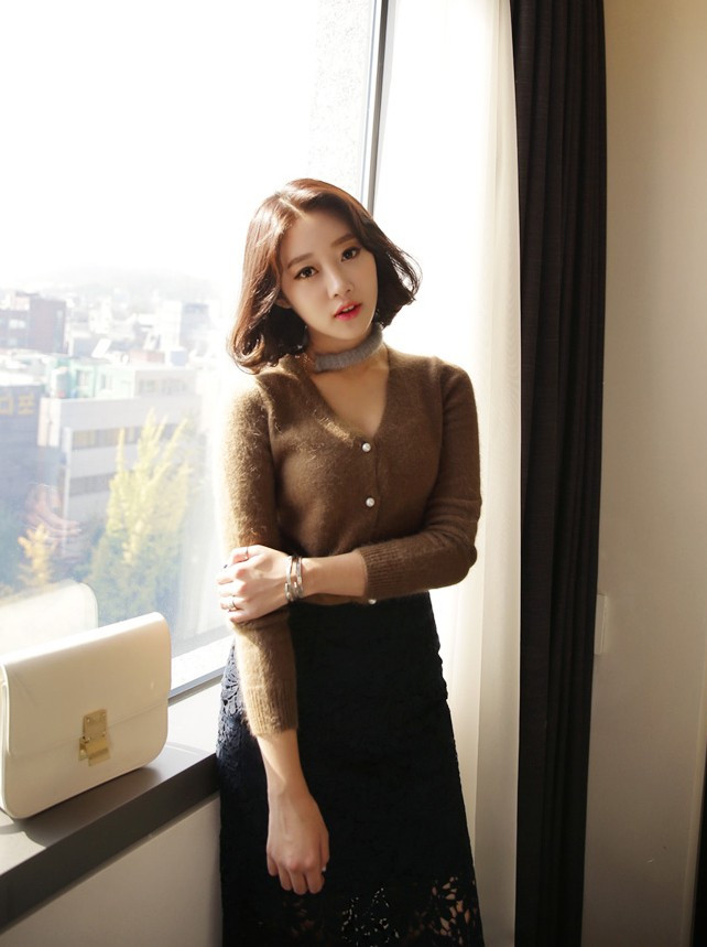 Nếu trước đây cardigan chỉ đơn giản là khoác nhẹ thì giờ nó cũng có thể biến tấu muôn kiểu điệu với áo cardigan ngày lạnh như chiếc áo len đơn giản, có thể đóng thùng cùng váy bút chì giúp tôn vẻ thanh lịch cho dân công sở.