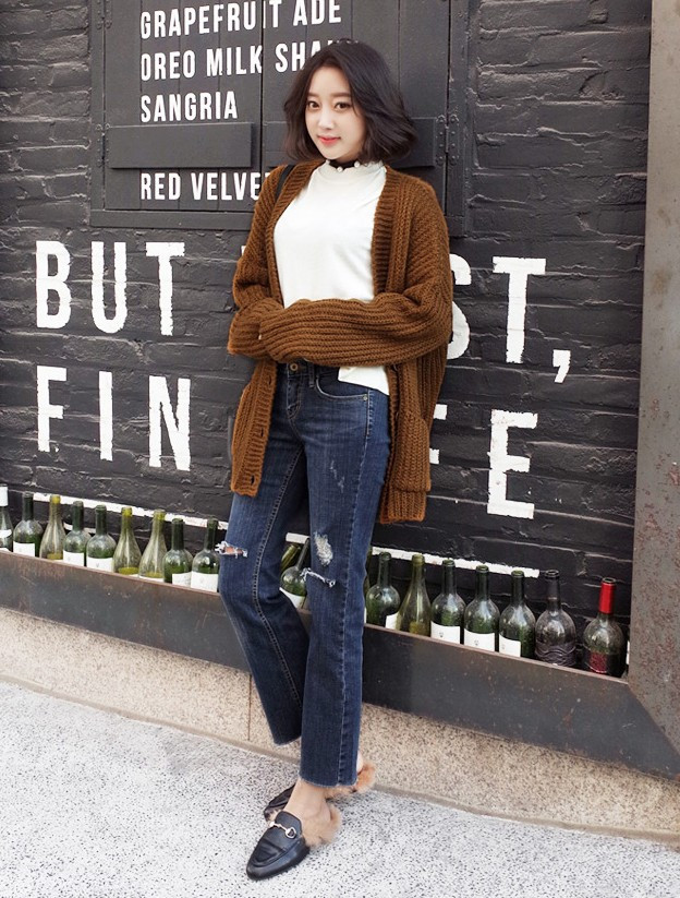 Áo cardigan dày dáng dài thích hợp với những ngày trời lạnh.
