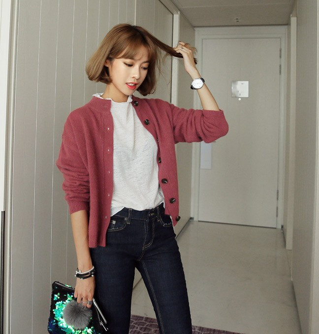 Áo thu, quần jeans trở nên trẻ trung hơn với cardigan dáng lửng có tông màu tươi tắn.