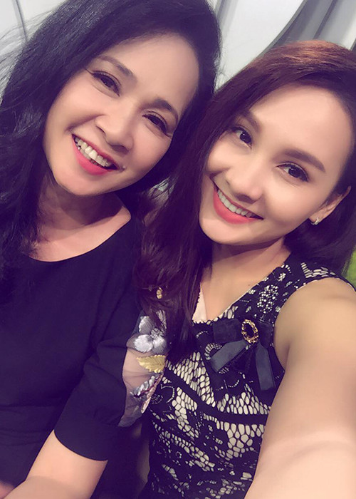 Trên trang cá nhân, Bảo Thanh từng dí dỏm gọi “mẹ chồng” là “chị”. Ngay lập tức, nghệ sĩ Lan Hương bình luận: “Con gái Bảo Thanh dám gọi mẹ bằng chị nhá. Về ngay mẹ sẽ phạt cho một trận: phải chở mẹ đi mấy vòng bờ hồ uống cafe bằng xe máy đó nhá! Hư quá!”. Ảnh: FBNV