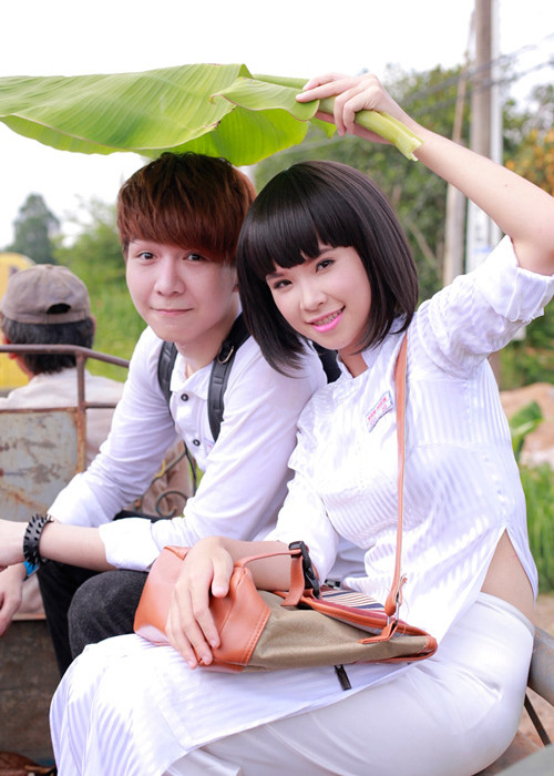 Năm 2013, Kelvin Khánh tham gia diễn xuất trong MV “Gửi cho anh” của Khởi My. Sự kết hợp ăn ý, đáng yêu của anh và nữ ca sĩ khiến fans mong cả hai là một cặp ngoài đời. Không ngoài mong đợi, kể từ đó, Khởi My - Kelvin Khánh bắt đầu dính như sam. Ảnh: Zing