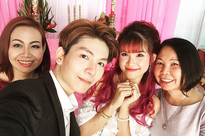 Thông tin lễ đính hôn khiến khán giả và nghệ sĩ trong showbiz vô cùng ngỡ ngàng bởi trước đó cặp đôi lệch tuổi không hề hé lộ điều gì. Trong ngày vui, Khởi My - Kelvin Khánh vẫn nghịch ngợm như thường thấy. Ảnh: FBNV