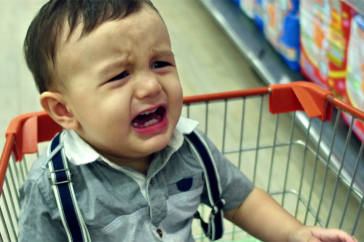 Trong phim, Johnny Trí Nguyễn làm “vú em” bất đắt dĩ cho một nhóc tì đáng yêu.