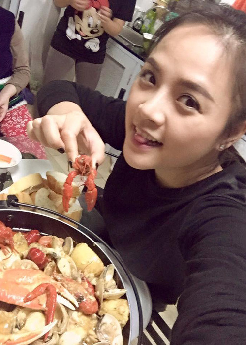 Nhận thấy phải trở lại là chính mình thay vì trượt mãi, nữ diễn viên phim “Sống chung với mẹ chồng” dần lấy lại tinh thần. Ảnh: FBNV