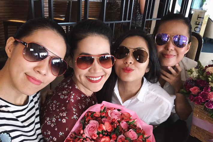 Nữ diễn viên phim “Hương phù sa” khéo léo che đi vòng hai vẫn còn chưa được thon thả sau hơn 1 tháng sinh con. Ảnh: FBNV