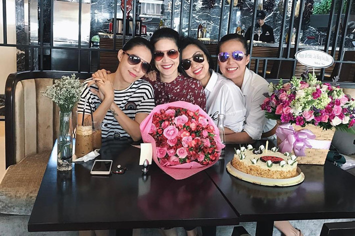 Cách đây ít ngày, Hà Tăng đã đến mừng sinh nhật diễn viên Thân Thúy Hà (thứ 2 bên trái) cùng hội bạn thân. Ảnh: FBNV