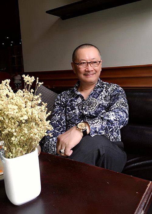 Hiện tại, công việc chính của ông là giảng dạy tại trường Cao đẳng Nghệ thuật Hà Nội. Ngoài ra, nam diễn viên phim "Sống chung với mẹ chồng" còn đang là chủ nhiệm một câu lạc bộ khiêu vũ. Ảnh: FBNV