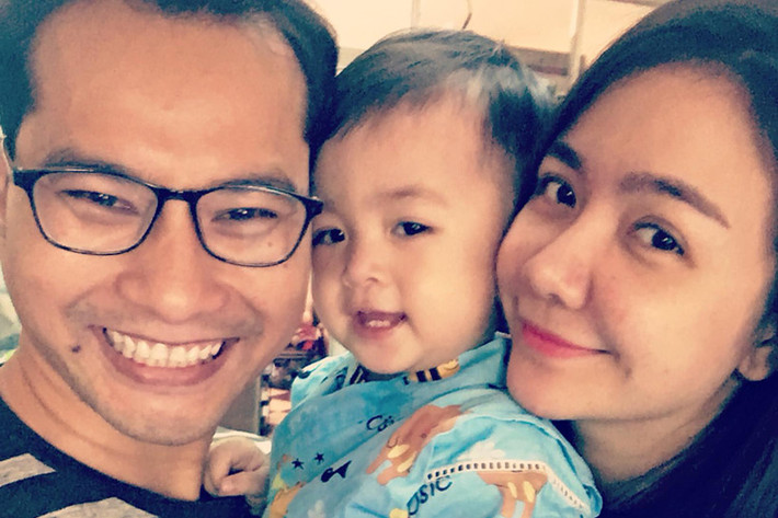 10 năm sau “Gọi giấc mơ về”, Huỳnh Đông đã lên chức cha. Anh kết hôn với Ái Châu vào tháng 1/2015 sau 3 năm công khai yêu nhau. Cuối tháng 7/2015, vợ chồng nam diễn viên đón cậu con trai đầu lòng. Ảnh: FBNV