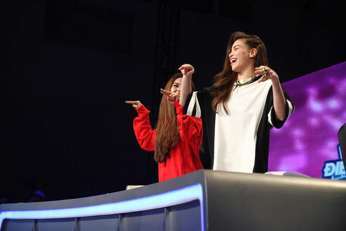 “Nữ hoàng giải trí” và đàn em từng cùng làm giám khảo một liveshow của chương trình Vũ điệu đam mê năm 2013. Ảnh: Zing