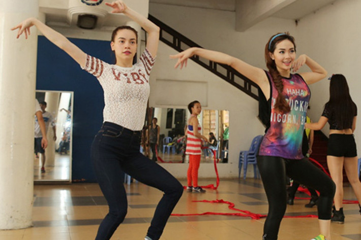 Minh Hằng và Hà Hồ từng quay chung MV “Ngày Tết quê em” (2012), hát “Như hoa mùa xuân” ở nhạc hội Hương sắc Tết Việt (2014). Ảnh: Khám phá