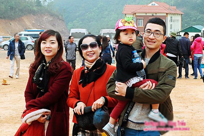 Theo lời nghệ sĩ Lan Hương, chị tôn trọng và để tự con trai quyết định lựa chọn bạn đời. Với con dâu, nữ nghệ sĩ không áp đặt bất cứ điều gì. Chị từng chia sẻ con dâu có thể ngủ đến 12 giờ trưa cũng được. Ảnh: FBNV