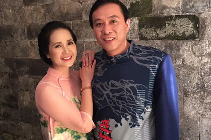 Làm cùng nghề với chồng nên nghệ sĩ Lan Hương không bao giờ ghen bóng ghen gió. Chị từng kể, có lần, chồng diễn xong trời đã khuya, thấy cô bạn diễn trẻ nhà xa không về được nên hỏi ý kiến chị rồi đưa đồng nghiệp về nhà cho ngủ nhờ. Ảnh: FBNV