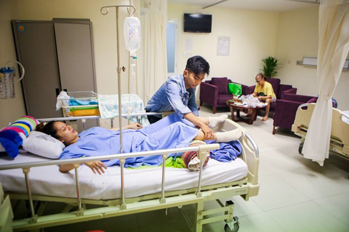 Kể từ khi nên duyên vợ chồng với Phan Hiển, Khánh Thi ngày càng hạnh phúc. Trước khi được chồng trẻ đầu tư liveshow, “nữ hoàng dancesport” luôn được cưng chiều. Còn nhớ, khi Khánh Thi sinh con, Phan Hiển luôn túc trực ở bệnh viện để chăm sóc cô và con trai. Ảnh: Zing