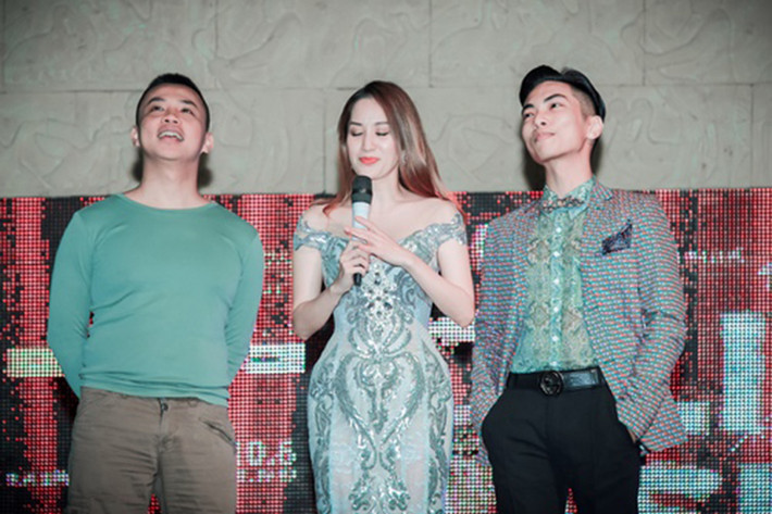 Phan Hiển nhiều lần công khai bày tỏ tình cảm với Khánh Thi trên trang cá nhân cũng như trước báo chí truyền thông. Trong buổi họp báo mới đây, khi nghe Phan Hiển gọi mình là vợ và chia sẻ lý do làm liveshow, Khánh Thi đã bật khóc vì xúc động. Ảnh: Dân Việt