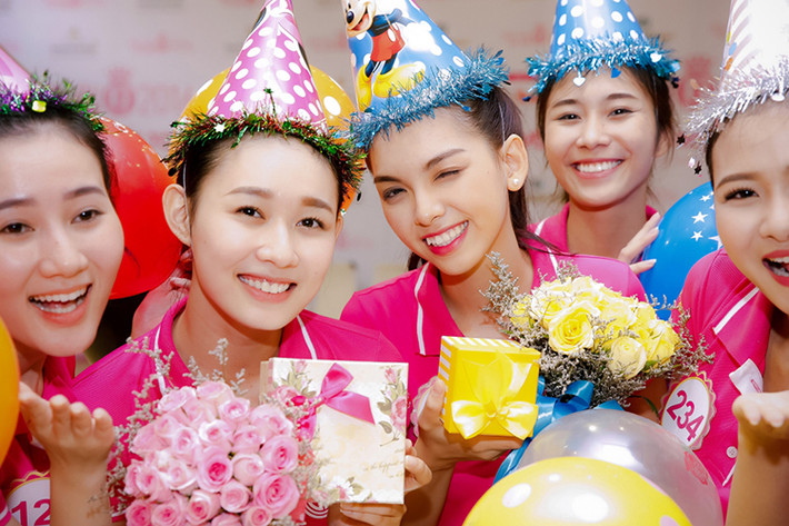 Ban tổ chức cuộc thi Hoa hậu Việt Nam 2016 còn từng bí mật tổ chức buổi tiệc sinh nhật cho hai người đẹp Nguyễn Thùy Linh (thứ hai từ trái sang) và Lục Thị Thu Thảo (thứ ba từ trái sang).