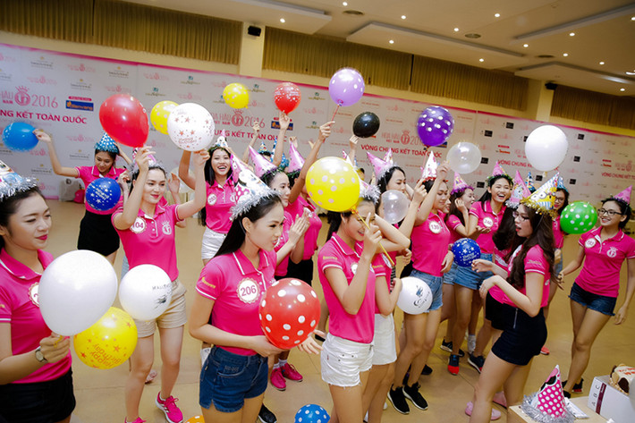 Các thí sinh đều rất thích thú bởi buổi tiệc không báo trước này. Họ “quậy tưng bừng” và quên đi những mệt mỏi của buổi tập luyện đội hình trước đó.