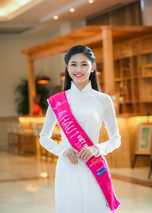 Á hậu 1 cuộc thi Hoa hậu Việt Nam 2016 Ngô Thanh Thanh Tú cũng diện chiếc áo dài truyền thống.