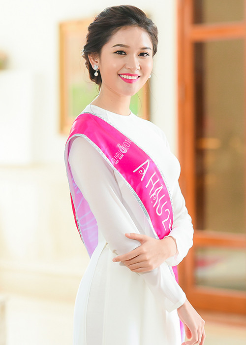 Dù di chuyển liên tục nhưng top 3 Hoa hậu Việt Nam 2016 vẫn luôn rạng rỡ.