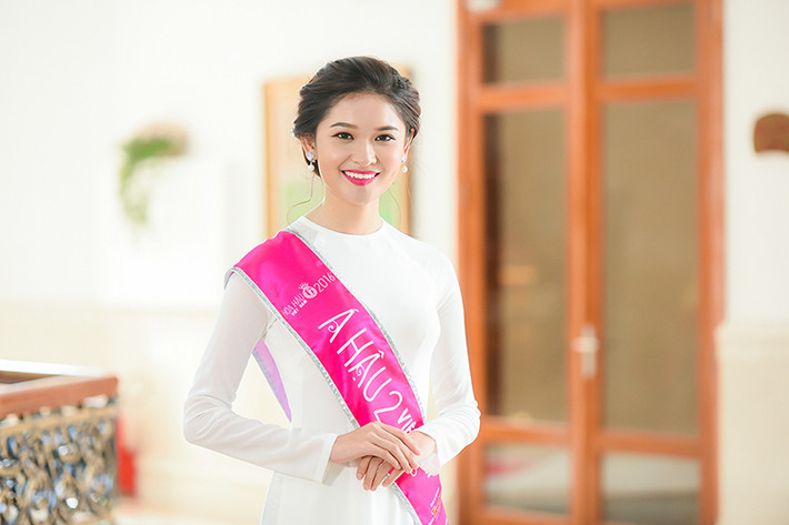 Á hậu 2 cuộc thi Hoa hậu Việt Nam 2016 Huỳnh Thị Thùy Dung cũng hút mọi ánh nhìn bởi nhan sắc yêu kiều.